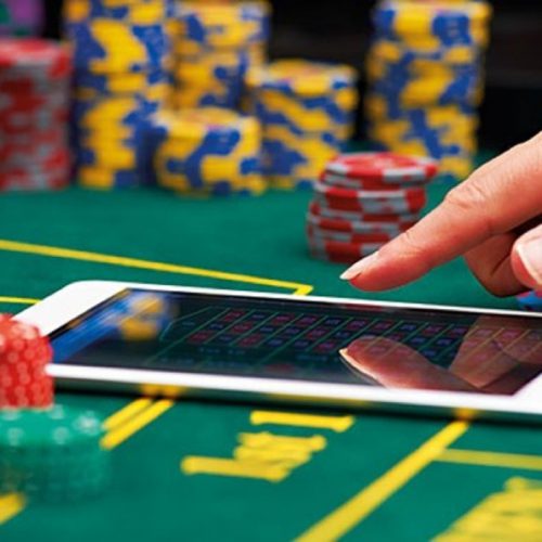 โต๊ะเกมคาสิโนและองค์ประกอบการเดิมพันที่ใช้เปรียบเทียบประเภทเกม